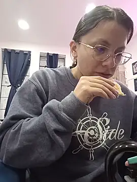 karlamorris  online show from November 6, 2025, 1:48 pm