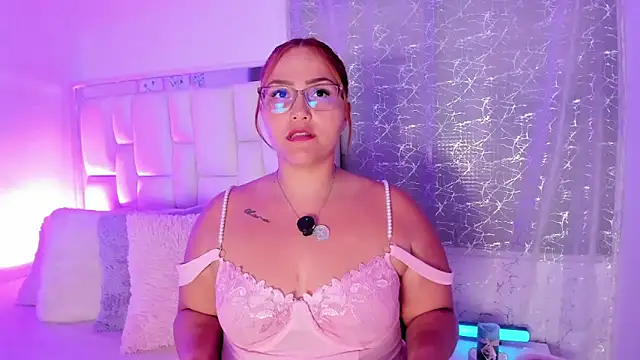 Snapshot of LeahxBarker chatting on February 17, 2026, 1:58 am LeahxBarker online show from February 17, 2026, 1:58 am