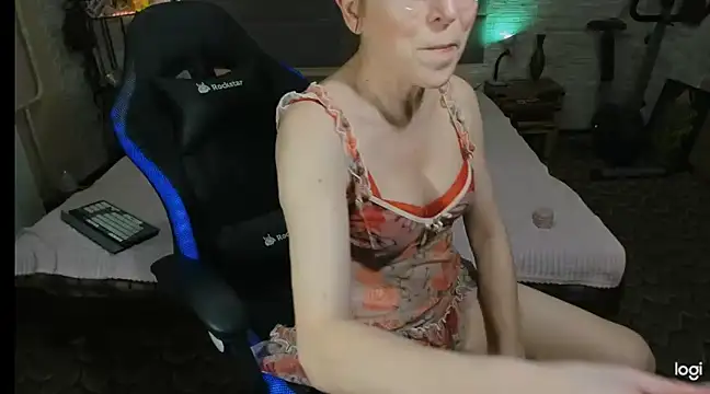 Snapshot of JessicaFamee chatting on March 22, 2025, 1:43 am JessicaFamee online show from March 22, 2025, 1:43 am