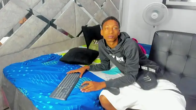 Snapshot of EvaxEmma chatting on January 15, 2026, 1:25 pm EvaxEmma online show from January 15, 2026, 1:25 pm