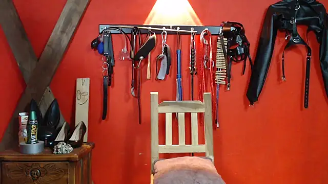 kinky slave  online show from February 5, 2026, 10:05 pm