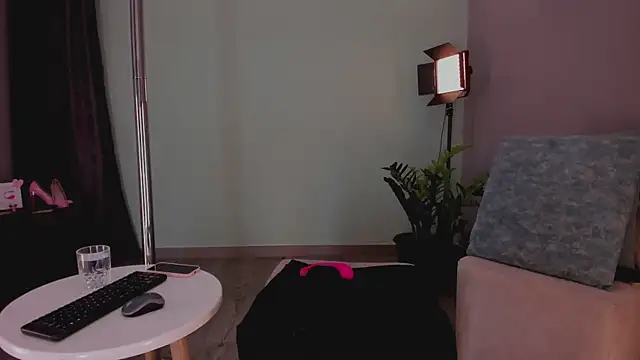 LynnSam  online show from February 16, 2025, 12:30 am