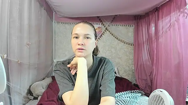 Snapshot of leila_bambi_ chatting on April 22, 2026, 1:51 pm leila bambi online show from April 22, 2026, 1:51 pm