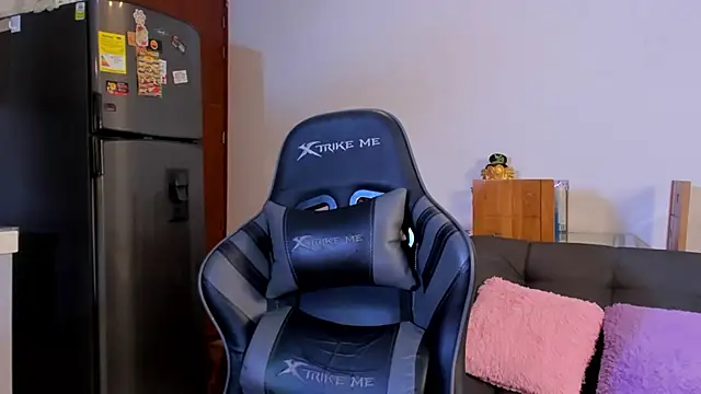 Amypond   online show from April 12, 2026, 5:38 pm