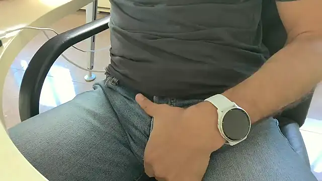 Snapshot of alessandroman2114 chatting on September 19, 2025, 10:30 am alessandroman2114 online show from September 19, 2025, 10:30 am