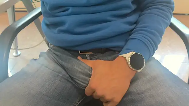 Snapshot of alessandroman2114 chatting on October 29, 2025, 11:42 am alessandroman2114 online show from October 29, 2025, 11:42 am