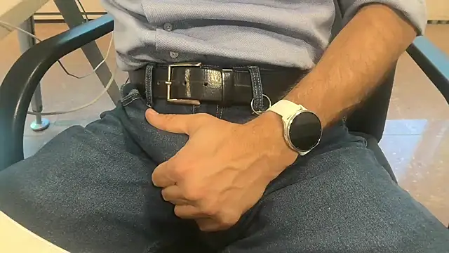 Snapshot of alessandroman2114 chatting on October 15, 2025, 4:04 pm alessandroman2114 online show from October 15, 2025, 4:04 pm