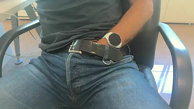 Snapshot of alessandroman2114 chatting on September 12, 2025, 10:37 am alessandroman2114 online show from September 12, 2025, 10:37 am