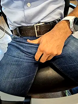 Snapshot of alessandroman2114 chatting on September 26, 2025, 10:33 am alessandroman2114 online show from September 26, 2025, 10:33 am