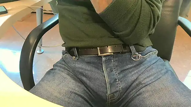 alessandroman2114 online show from April 3, 2026, 4:46 pm