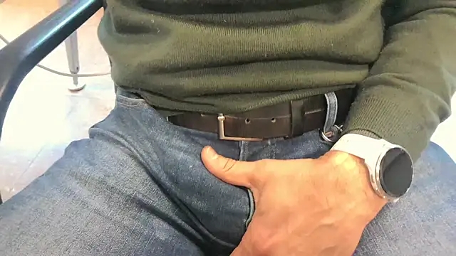 Snapshot of alessandroman2114 chatting on February 19, 2026, 11:29 am alessandroman2114 online show from February 19, 2026, 11:29 am