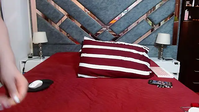 KarlaTesg online show from November 25, 2025, 9:15 pm