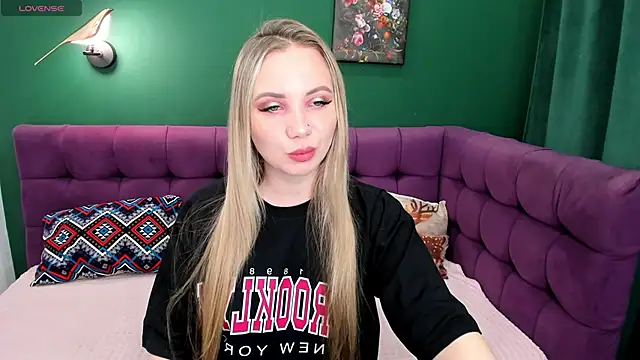 EvaMoran online show from May 6, 2026, 1:53 am