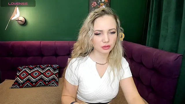 EvaMoran online show from September 30, 2025, 1:55 am