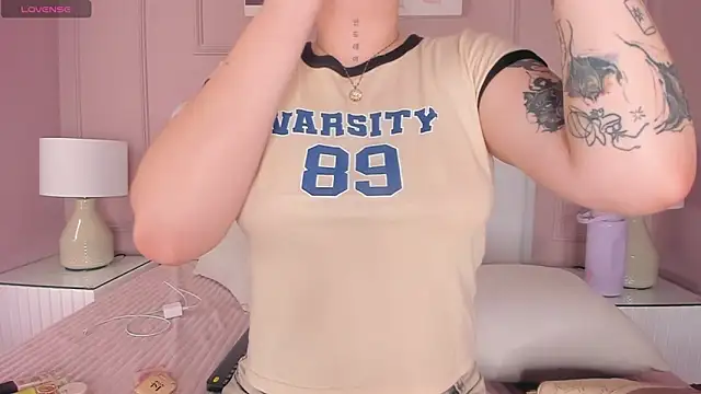 Danee 19  online show from December 18, 2025, 10:19 am