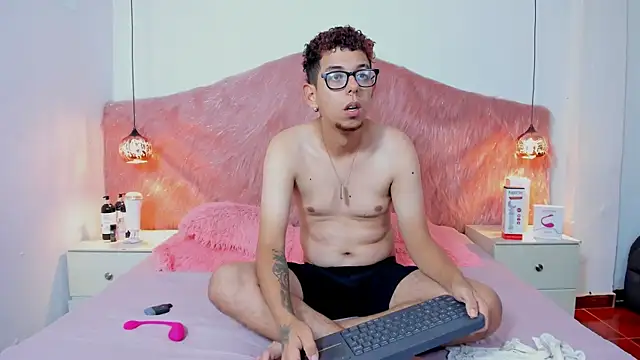 Derek and Skarlet online show from October 27, 2025, 7:04 pm