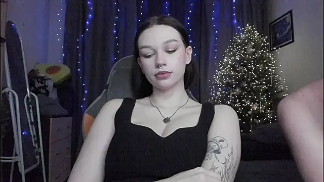 Snapshot of Emmy_m00n chatting on December 19, 2024, 2:34 am Emmy m00n online show from December 19, 2024, 2:34 am