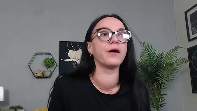 IzabelllNoir online show from May 23, 2026, 4:44 am