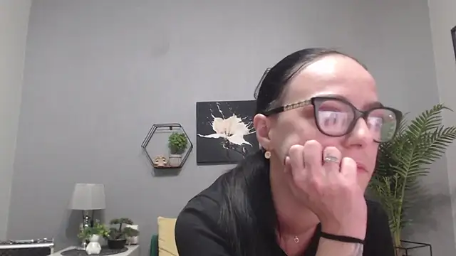 IzabelllNoir online show from May 15, 2026, 5:38 am