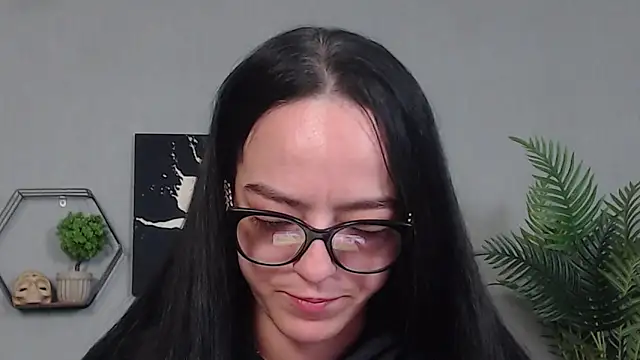 IzabelllNoir online show from May 13, 2026, 5:47 am