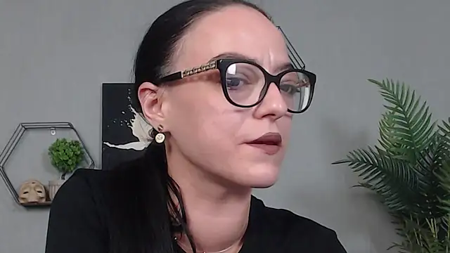 IzabelllNoir online show from May 15, 2026, 6:06 pm