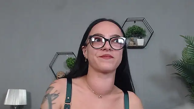 IzabelllNoir online show from May 11, 2026, 2:45 pm