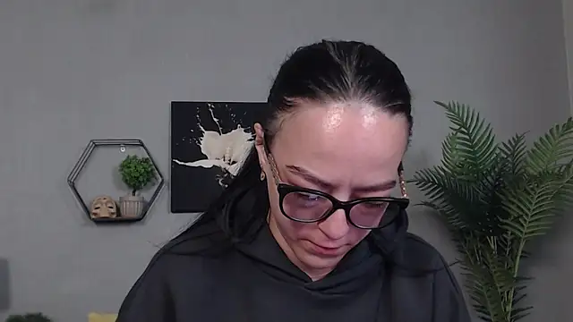 IzabelllNoir online show from May 17, 2026, 10:04 am