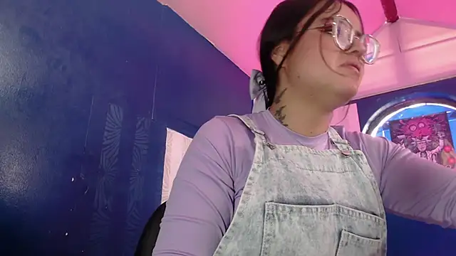 vitoria23  online show from June 6, 2026, 2:33 pm