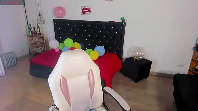 Snapshot of Aliciia_cute1 chatting on March 18, 2026, 9:48 pm Aliciia cute1 online show from March 18, 2026, 9:48 pm