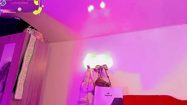 naomy  xx online show from June 21, 2026, 3:23 am
