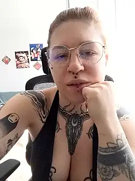 Snapshot of divine_eve chatting on April 9, 2026, 10:10 am divine eve online show from April 9, 2026, 10:10 am