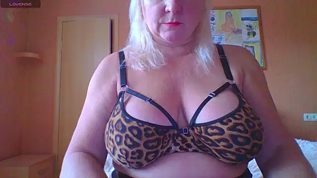 Snapshot of mira_robinsonnn chatting on October 7, 2025, 5:52 am mira robinsonnn online show from October 7, 2025, 5:52 am