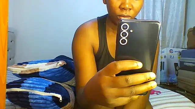 Snapshot of Petitiebooty chatting on April 1, 2026, 4:25 am Petitiebooty online show from April 1, 2026, 4:25 am