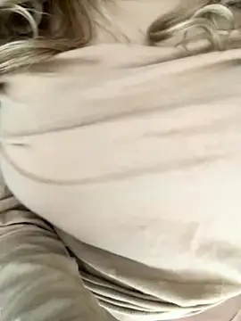 Snapshot of DarianaGuzz chatting on November 5, 2025, 11:19 pm DarianaGuzz online show from November 5, 2025, 11:19 pm