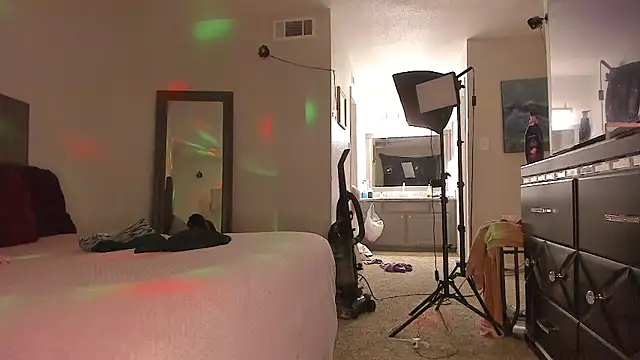 yiauana online show from April 19, 2026, 12:06 pm