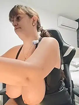 AvaLloyd online show from December 4, 2025, 1:59 am