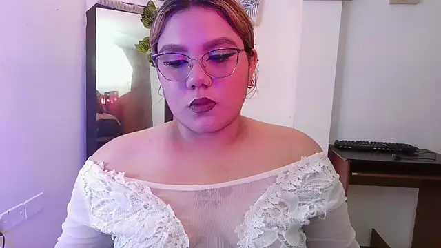 Snapshot of moon_sunflower chatting on June 2, 2026, 7:58 pm moon sunflower online show from June 2, 2026, 7:58 pm