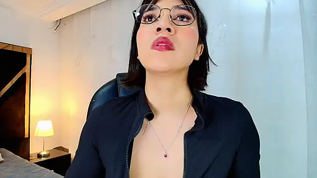 Snapshot of lina_bedoya_ chatting on May 11, 2026, 11:44 am lina bedoya online show from May 11, 2026, 11:44 am