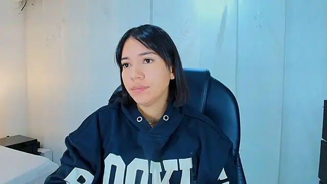 lina bedoya  online show from November 28, 2025, 11:43 am