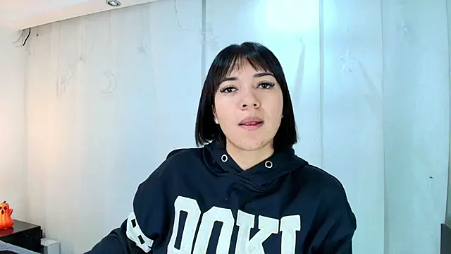 lina bedoya  online show from October 21, 2025, 11:31 am