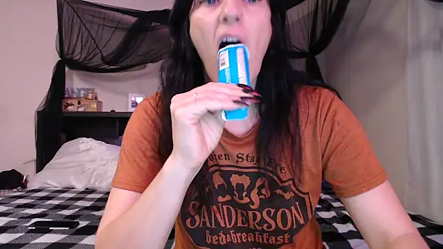 Snapshot of CrystalLakeXO chatting on July 22, 2026, 8:05 am CrystalLakeXO online show from July 22, 2026, 8:05 am