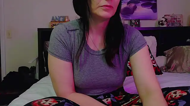 Snapshot of CrystalLakeXO chatting on December 2, 2025, 6:48 am CrystalLakeXO online show from December 2, 2025, 6:48 am