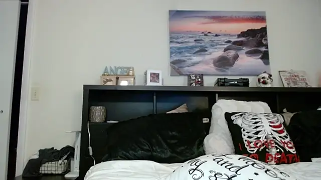 Snapshot of CrystalLakeXO chatting on October 2, 2025, 6:50 am CrystalLakeXO online show from October 2, 2025, 6:50 am