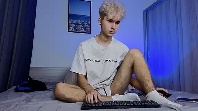 Joseph  Quinn online show from May 22, 2026, 4:32 am