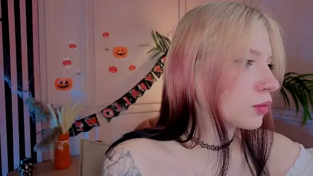 Snapshot of arielabradberry chatting on October 31, 2025, 10:34 am arielabradberry online show from October 31, 2025, 10:34 am