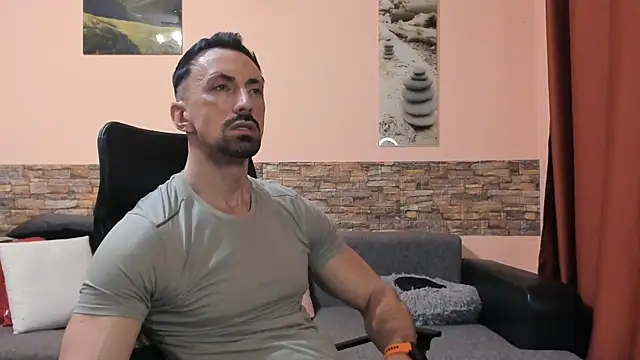 HotHunkTrainer online show from June 26, 2026, 8:09 am