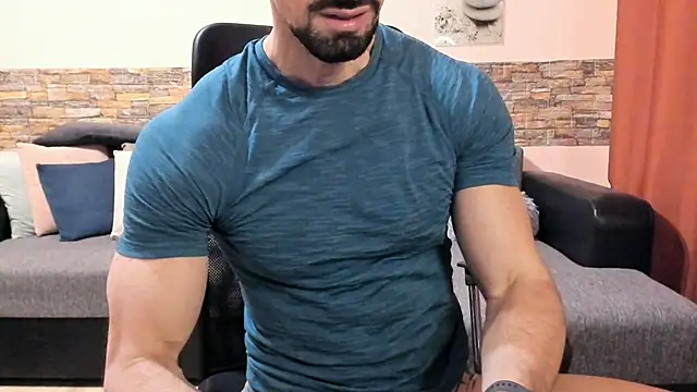 HotHunkTrainer online show from December 18, 2025, 8:19 am