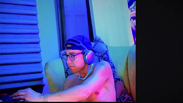 Snapshot of YouLikeBigDick9 chatting on January 4, 2025, 9:32 am YouLikeBigDick9 online show from January 4, 2025, 9:32 am