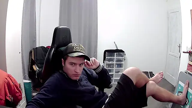 PKrisztian online show from April 21, 2026, 11:33 pm