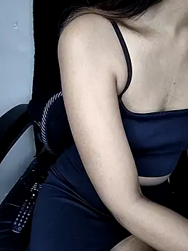 Snapshot of Leeeezzzz_roy chatting on November 25, 2025, 8:20 pm Leeeezzzz roy online show from November 25, 2025, 8:20 pm